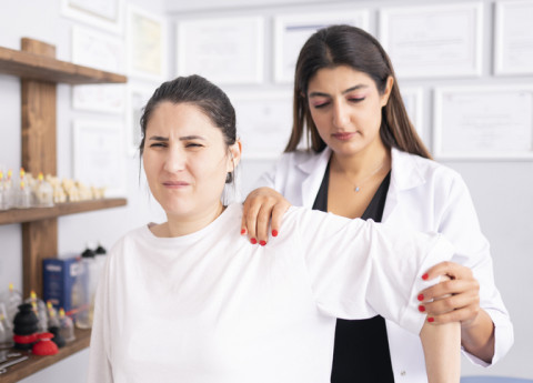 Operazione di ernia lombare: come si svolge, tempi di recupero e rischi