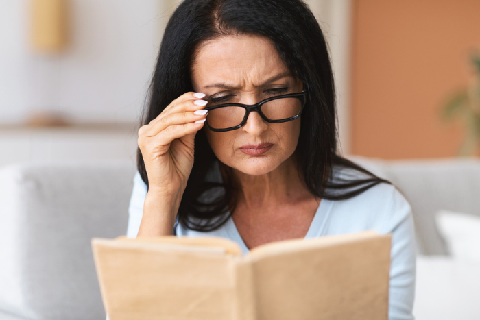 L’intervento laser per la presbiopia: come si svolge, efficacia e rischi