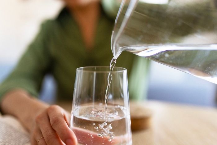 Quanta acqua bere al giorno? Tra regole e consapevolezza, vince il buon senso